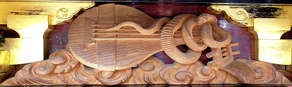 琵琶＝弁財天の持ち物　蛇＝弁財天の遣い