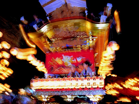 神社を出る「蟹町」屋台